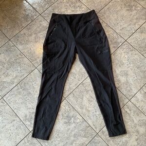 Athlete Headlands Hybrid high waisted leggings with size zipper pockets.
